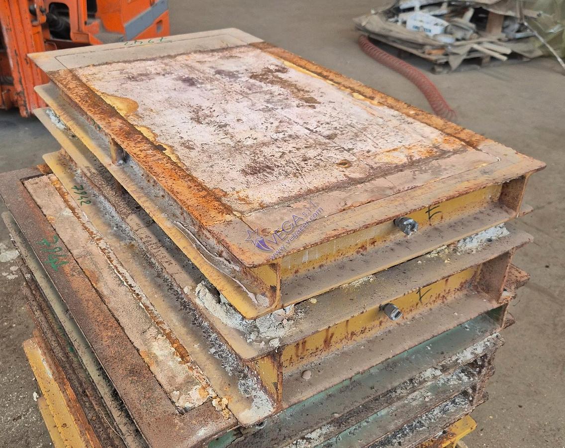 Usato Rectangular metal frame plaster mould holder