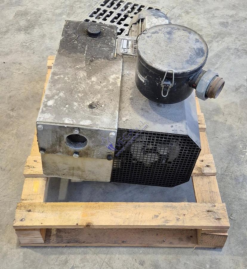 Usato Oil vacuum pump LEYBOLD