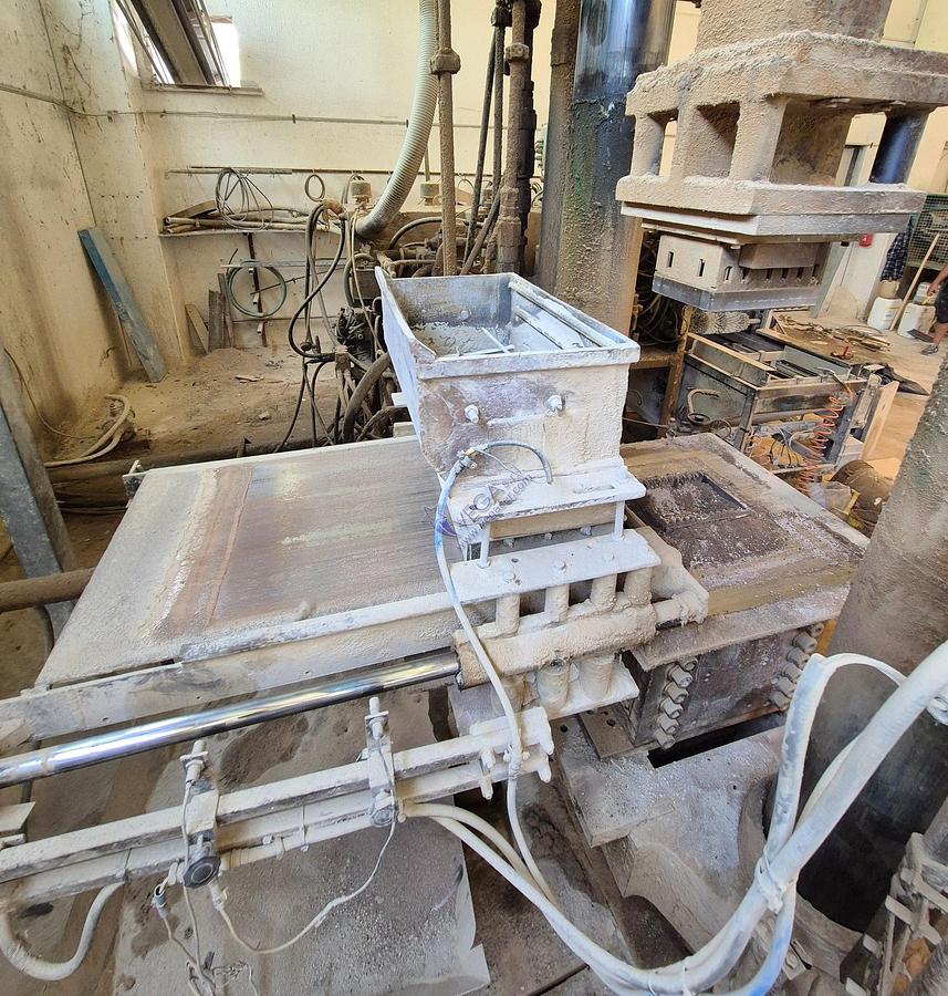 Usato Dry Press MATRIX mod HS 550 with double piston ( pressing from top and bottom ) for refactory pressing - pressing strength 550 Ton 
