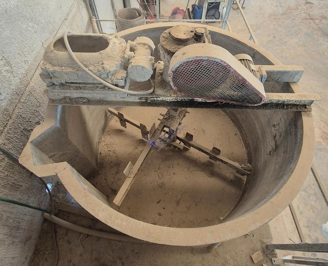 Usato Slow agitator VICENTINI mod. LABOR 50 with tank and vibrating sieve VICENTINI mod. 300 x 500