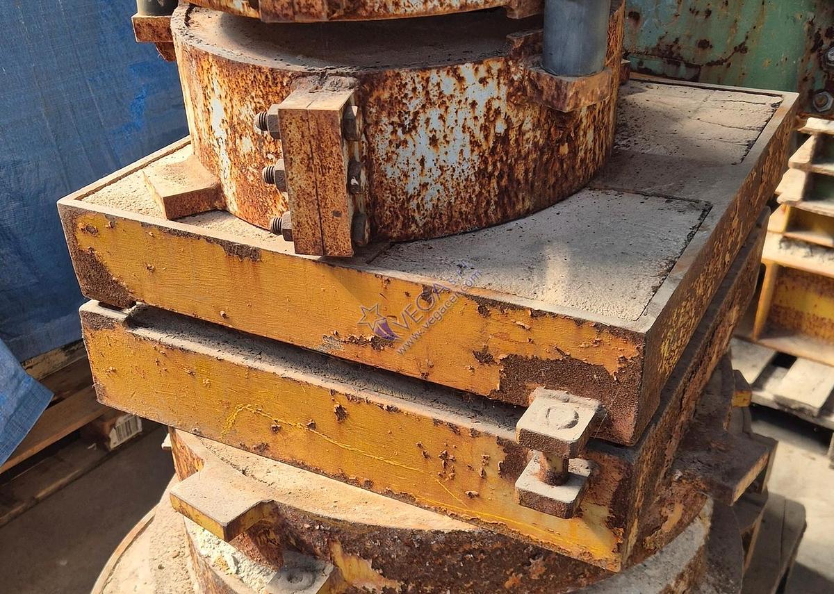 Usato Square metal frame plaster mould holder