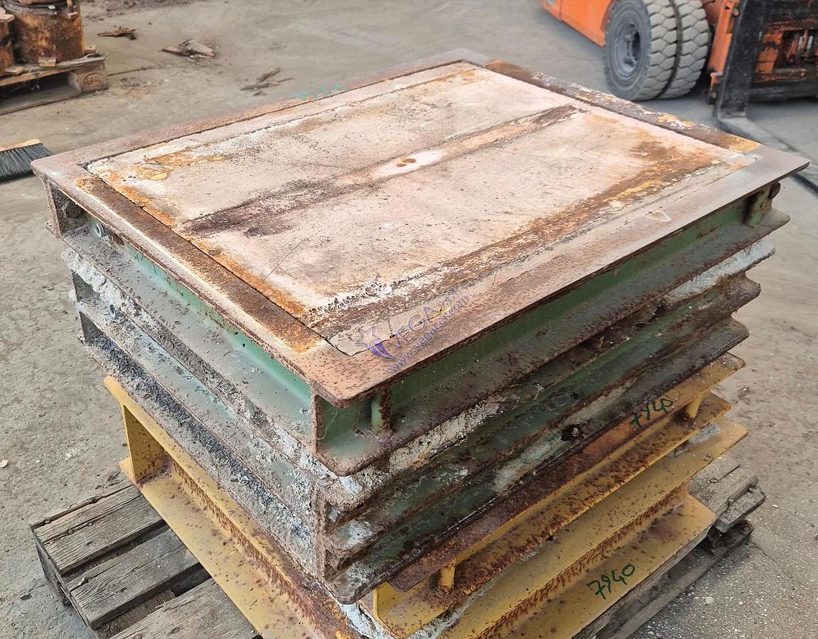 Usato Metal frame plaster mould holder