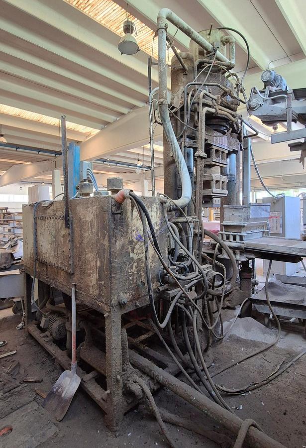 Usato Dry Press MATRIX mod HS 550 with double piston ( pressing from top and bottom ) for refactory pressing - pressing strength 550 Ton 