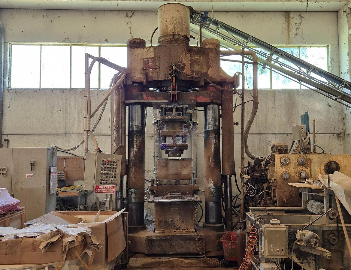 Usato Dry Press MATRIX mod HS 550 with double piston ( pressing from top and bottom ) for refactory pressing - pressing strength 550 Ton 