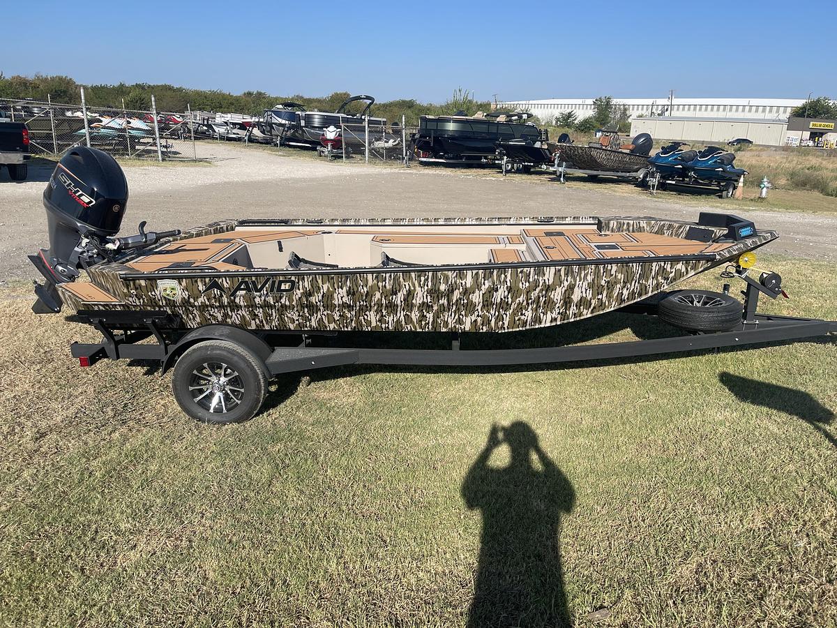 Used 2027 Avid Commander 18