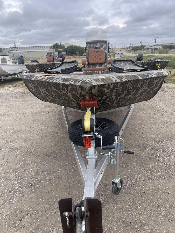 Used 2027 Avid 20 Commander CC