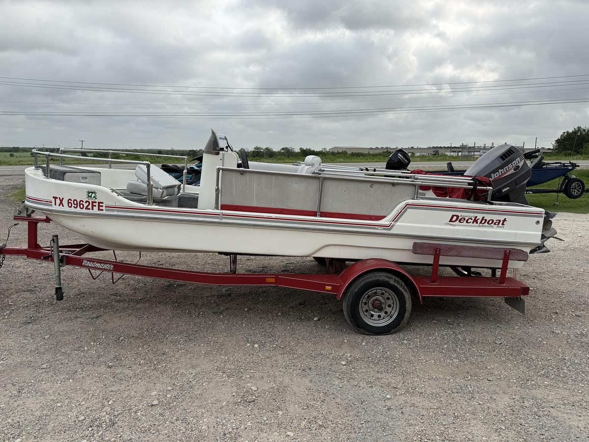 Used 2000 Deck Boat