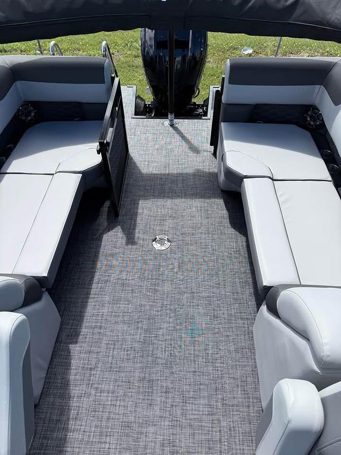 2027 VERANDA VR235RC TRITOON