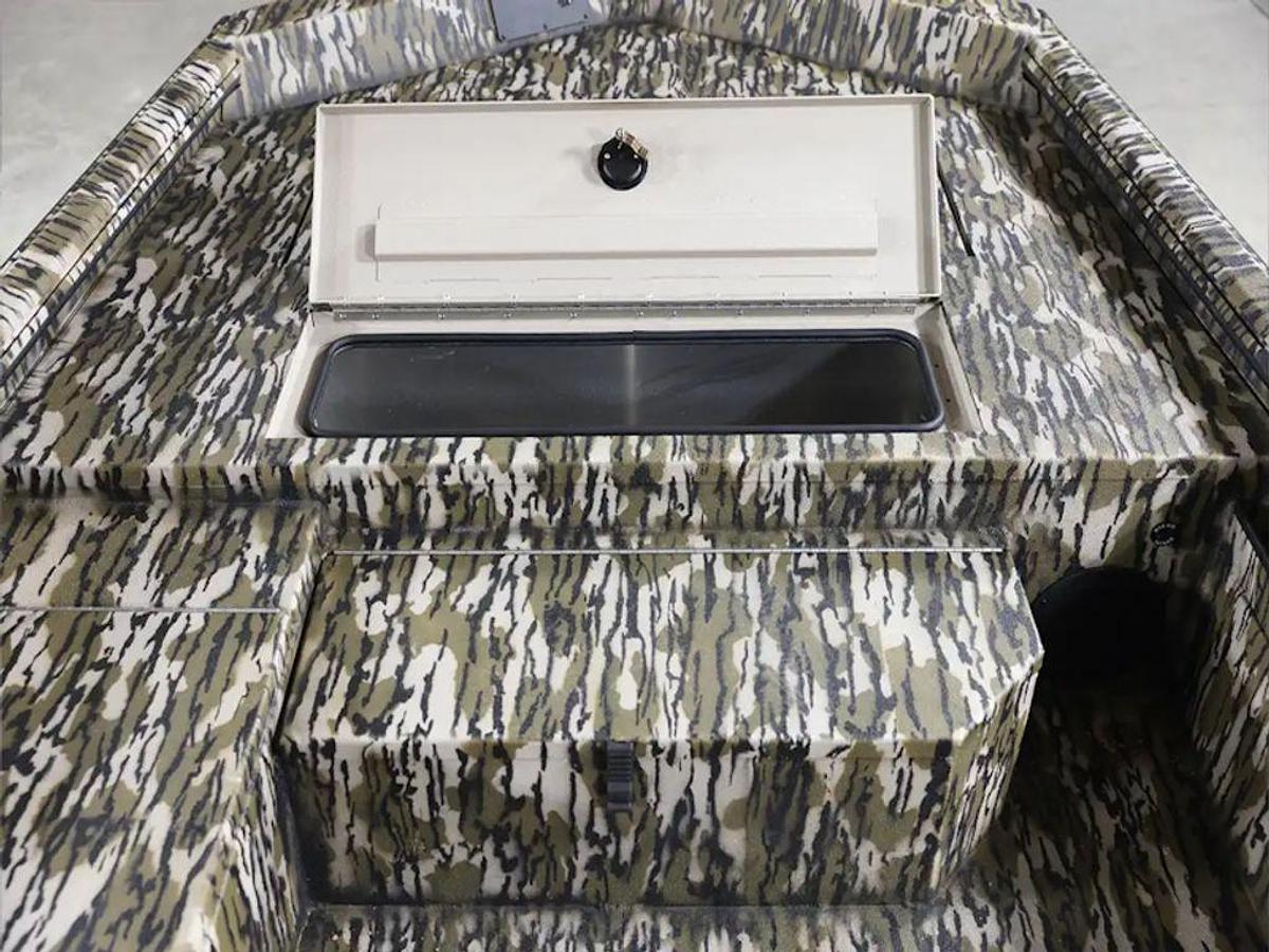 2025 Avid Boats 18 Commander Base