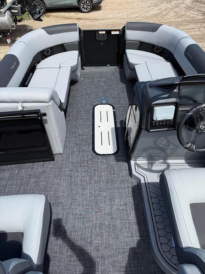 2027 VERANDA VR235RC TRITOON