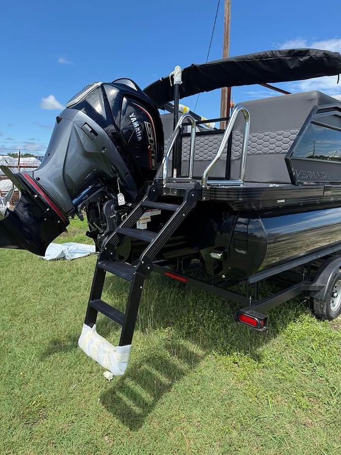 2027 VERANDA VR235RC TRITOON