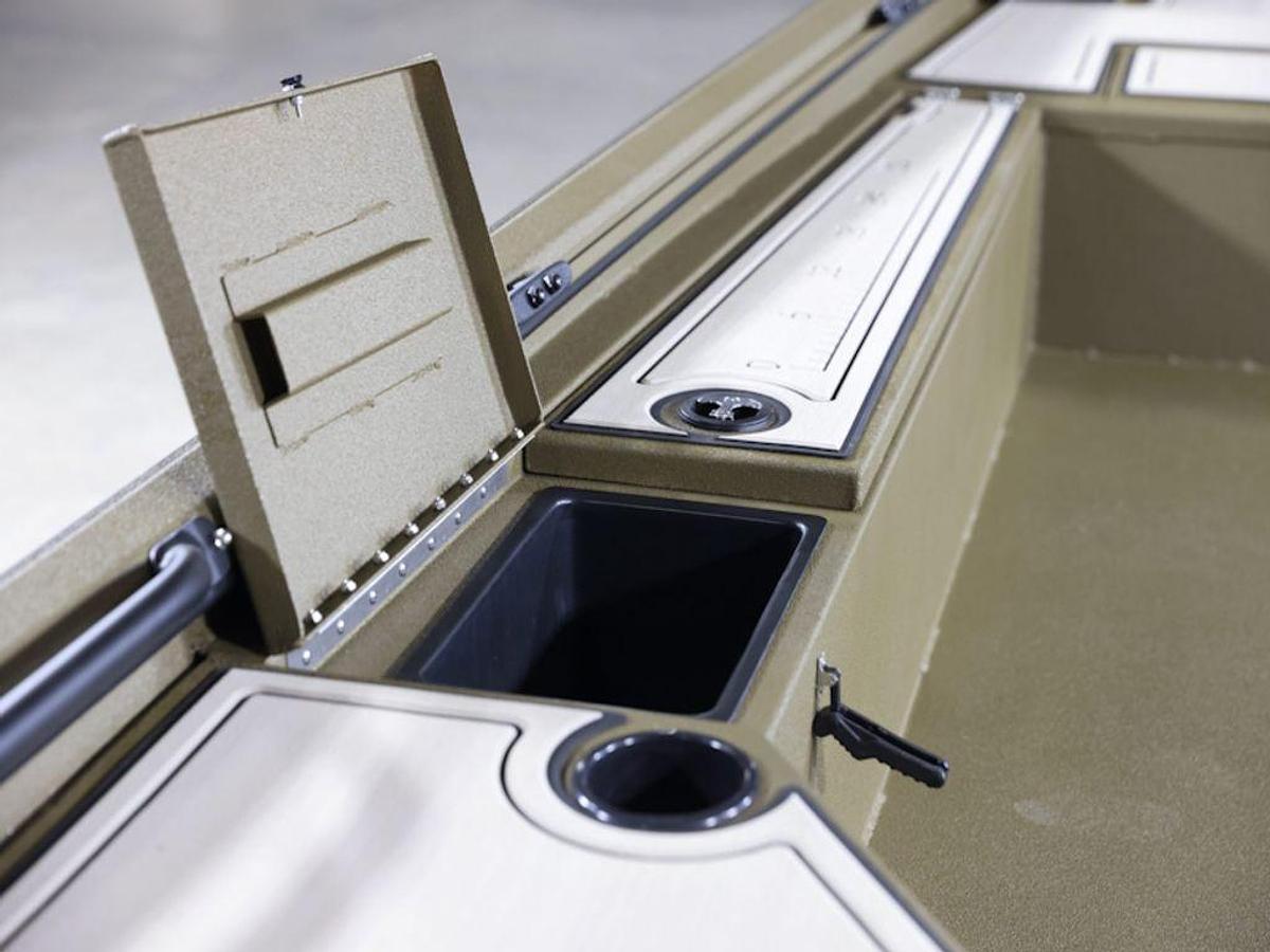 2025 Avid Boats 16 Commander Base