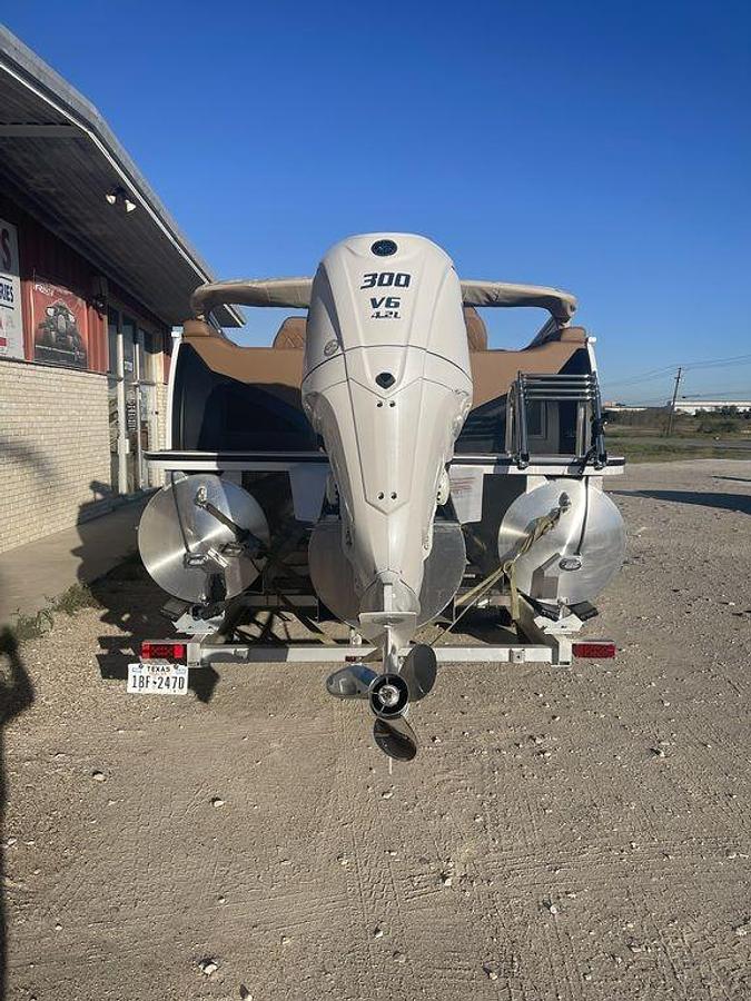 2025 Veranda VX25RC Luxury Tri-Toon