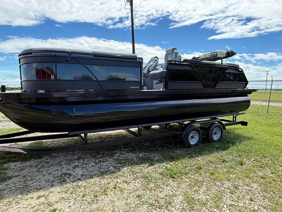 2027 VERANDA VR235RC TRITOON