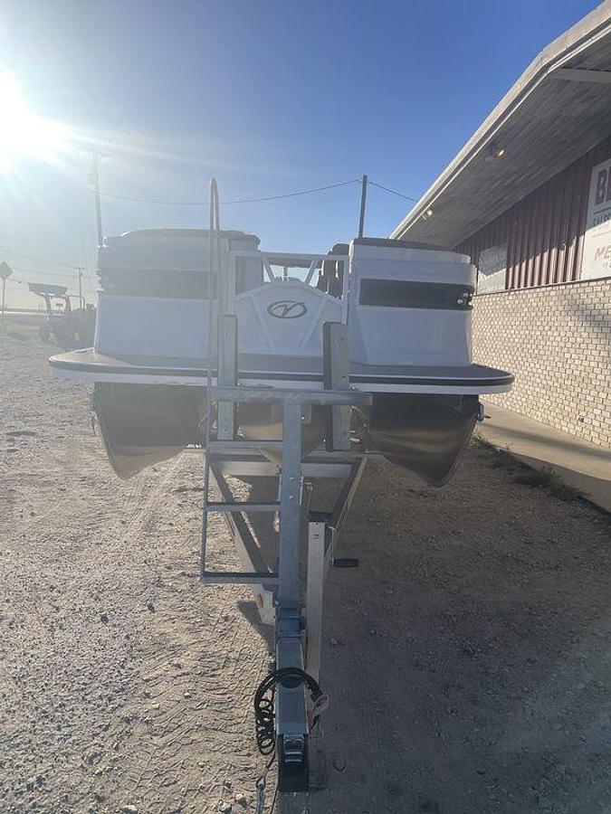 2025 Veranda VX25RC Luxury Tri-Toon