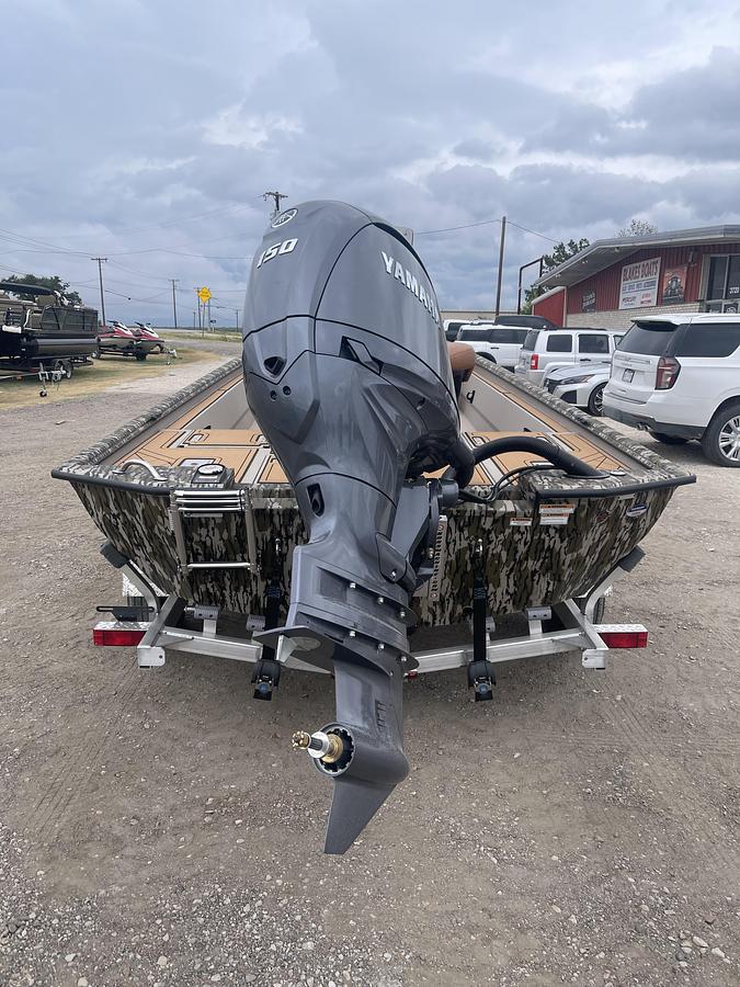 Used 2027 Avid 20 Commander CC