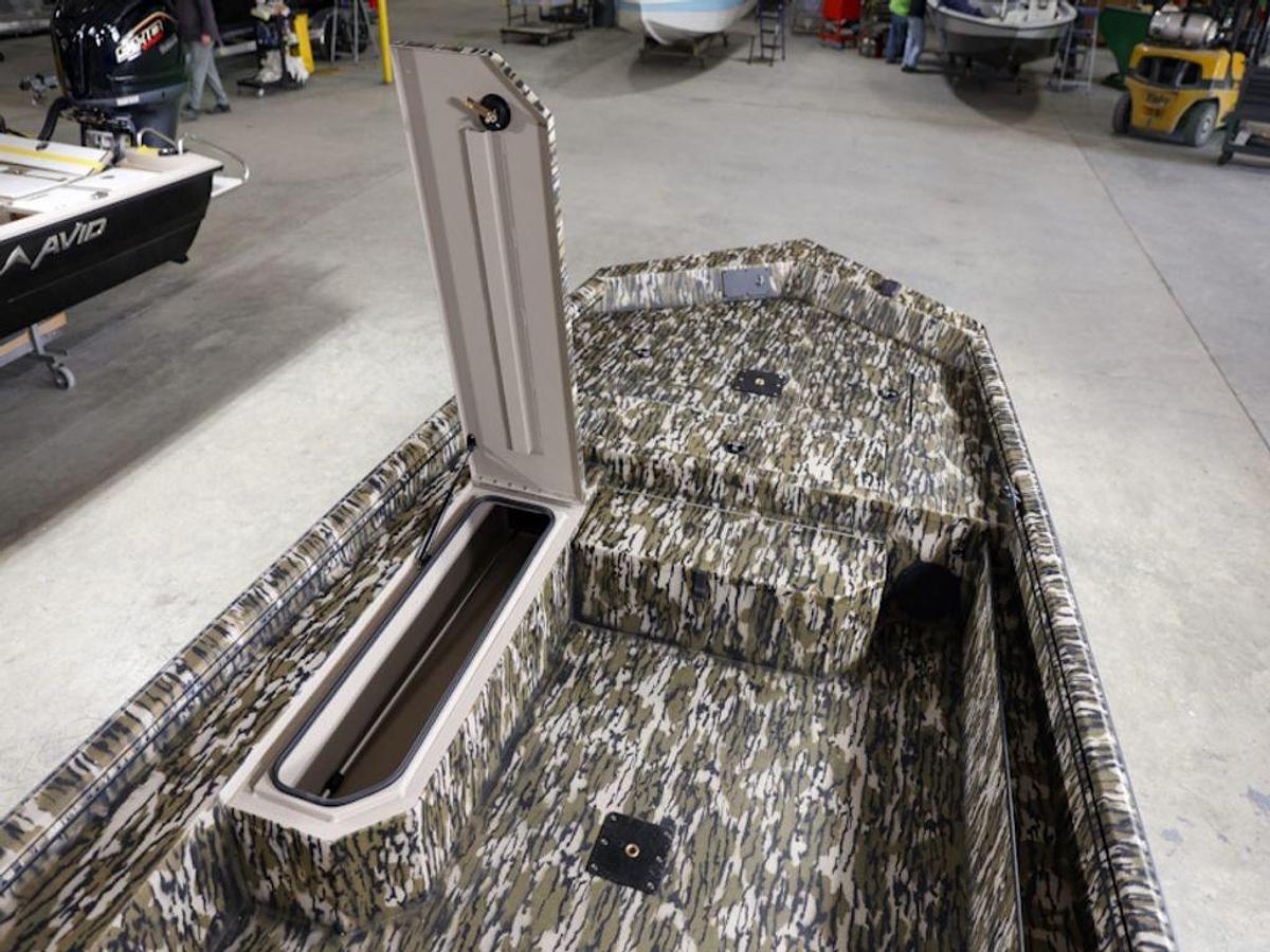 2025 Avid Boats 18 Commander Base