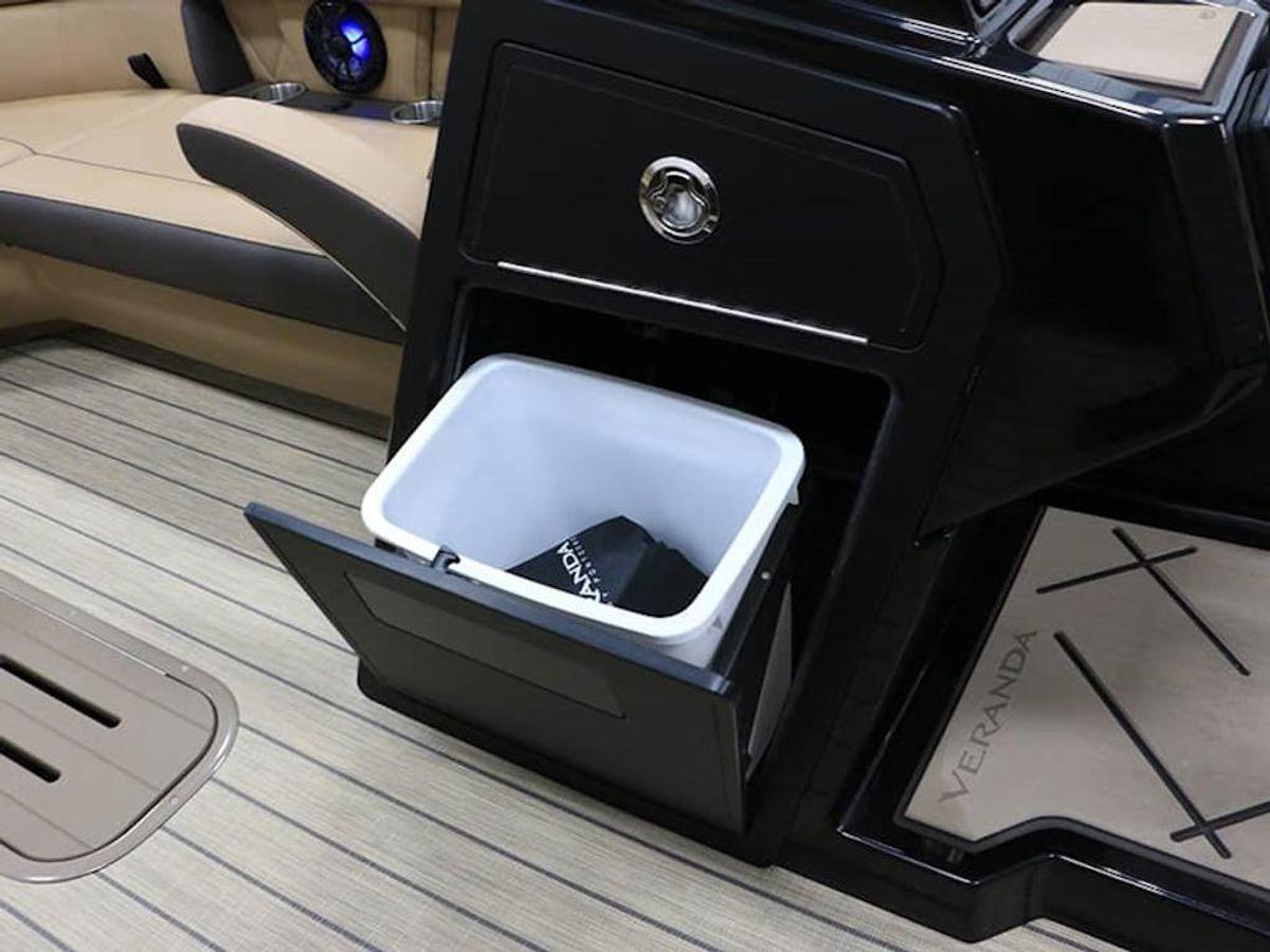 2025 Veranda VX22RC Premium Luxury Tri-Toon