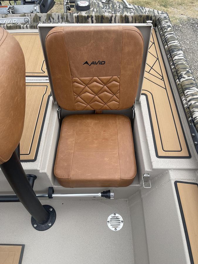Used 2027 Avid 20 Commander CC