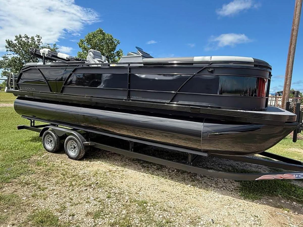 2027 VERANDA VR235RC TRITOON