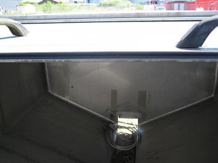 Used 1.700 L Firkantet tank, lamelldør