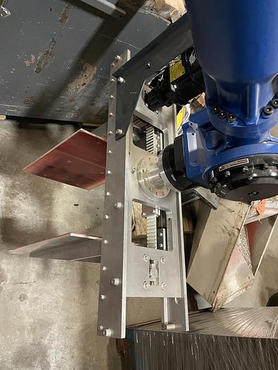 Used FANUC M710IC/50 6 AXIS ROBOT 50KG X 2,050 MM H-REACH WITH R30IB CONTROLLER NEW 2015