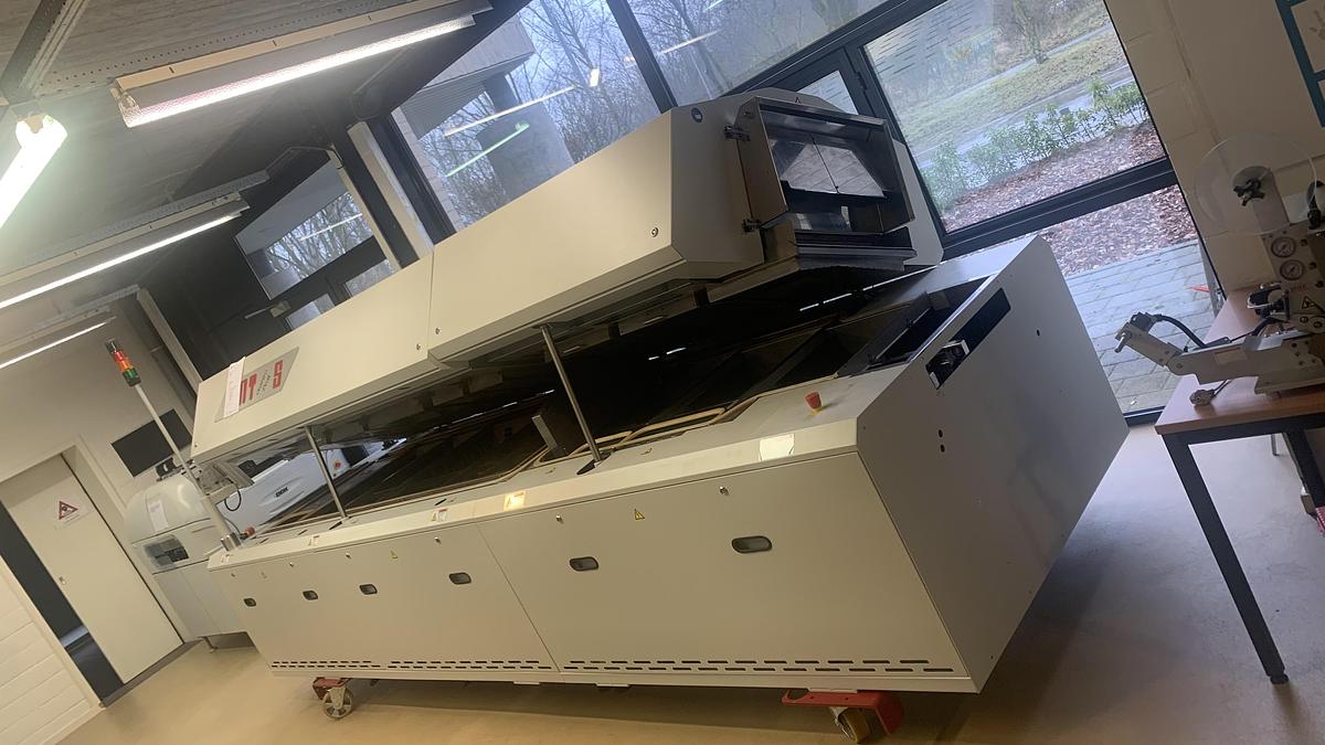 Used 1 unit with pinchain conveyor and center board support