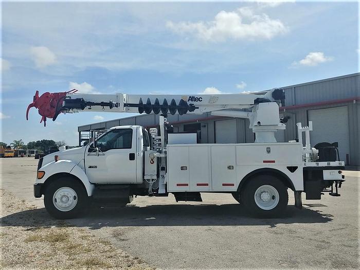 Used 2009 Ford F750 Utility Altec DM47-TR Digger Derrick