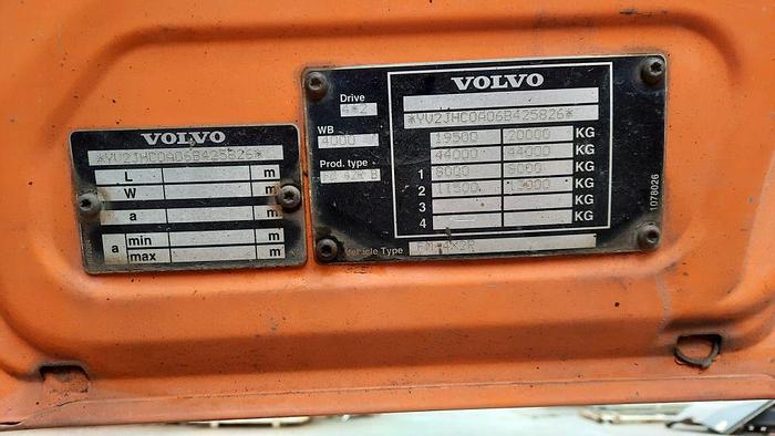 Gebruikt 2006 Volvo FM9 4x2R + Johnston Beam VX800