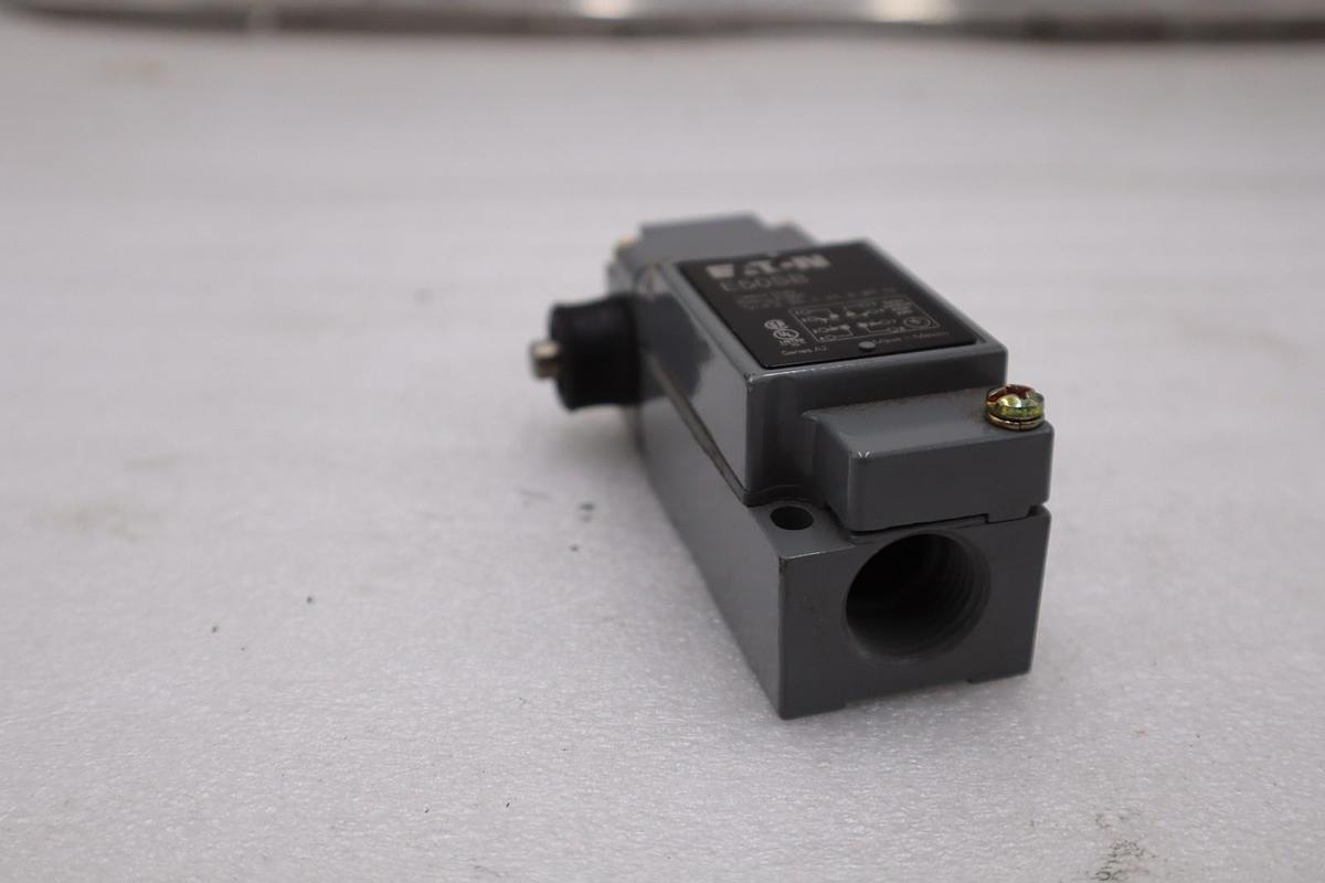 Used NEW OPEN BOX Eaton E50SB Limit Switch Body Double Pole STK K2113CC