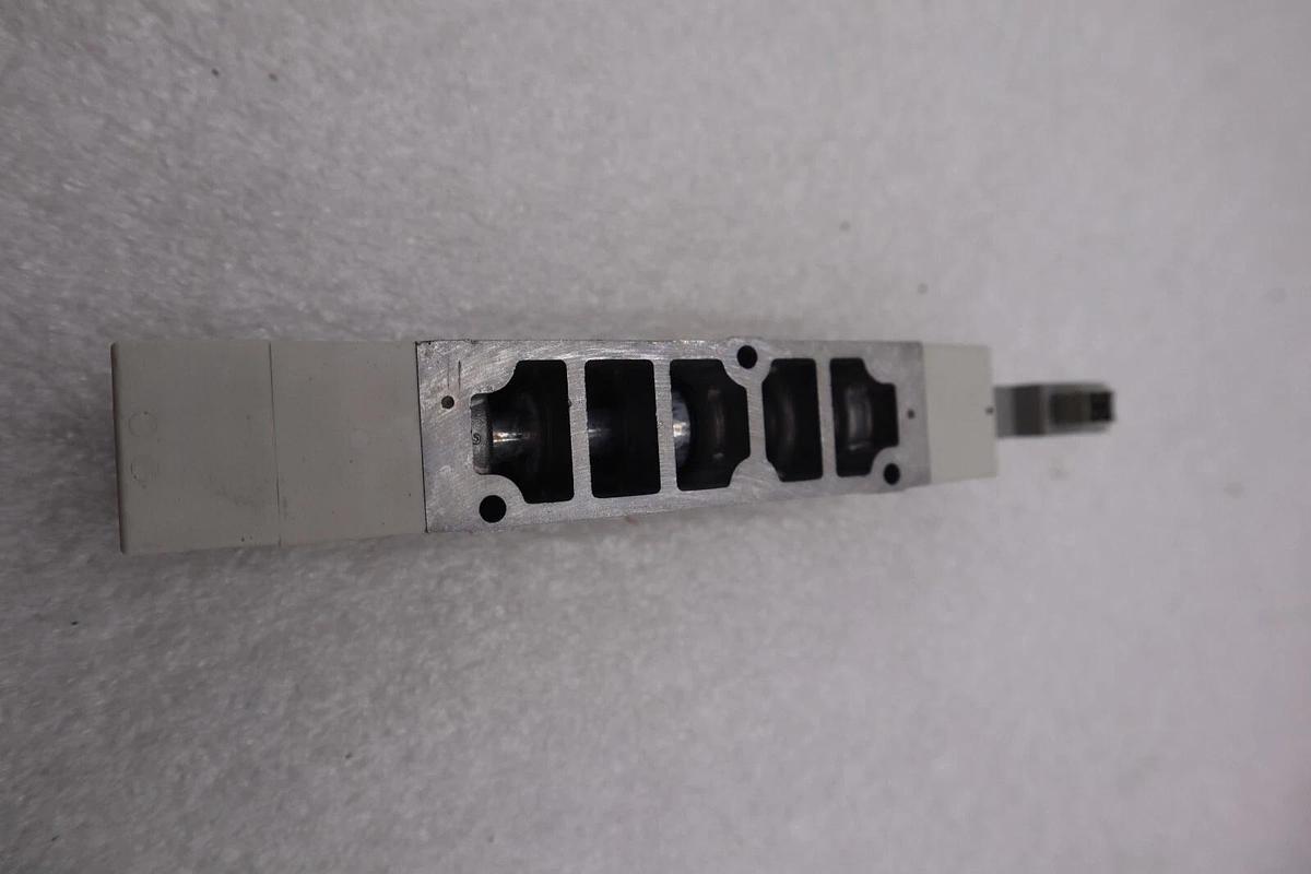 NEW OPEN BOX SMC SV4500-5FUD Double Solenoid Valve STOCK K-2473