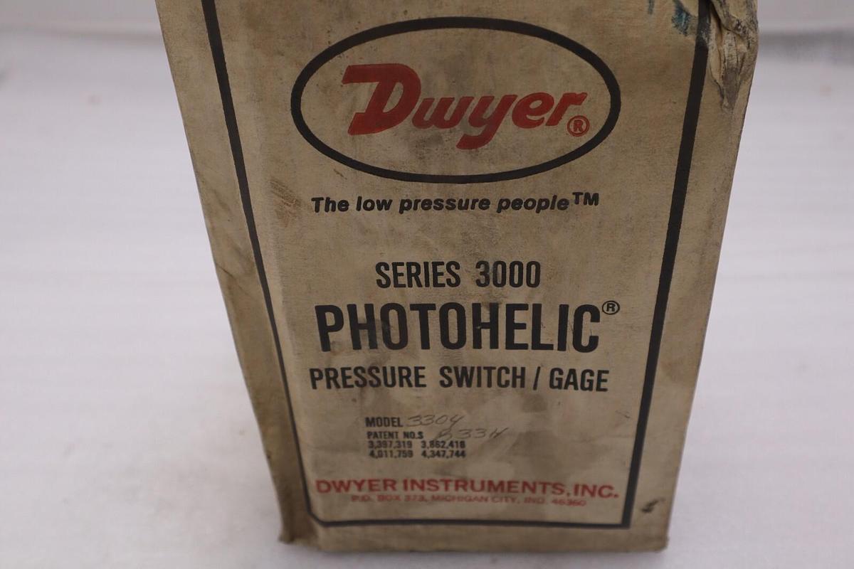Used Dwyer 3304 Photohelic Pressure Switch Water Gauge STOCK 5524