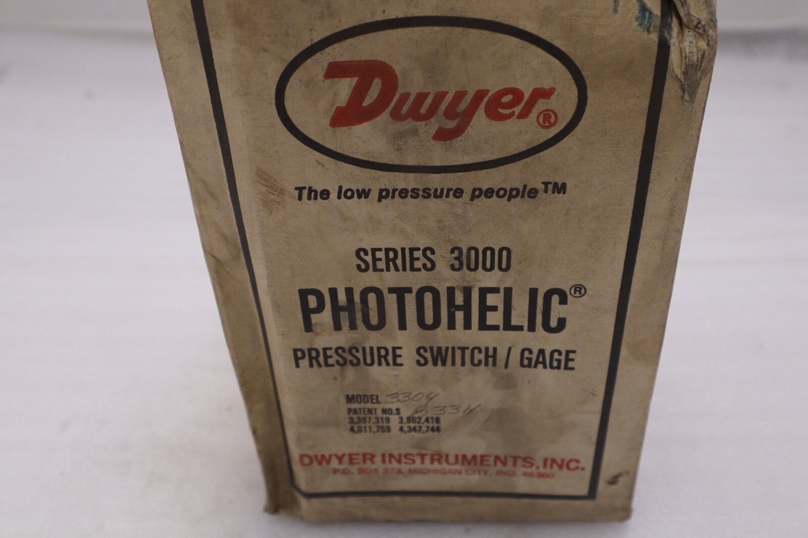 Used Dwyer 3304 Photohelic Pressure Switch Water Gauge STOCK 5524