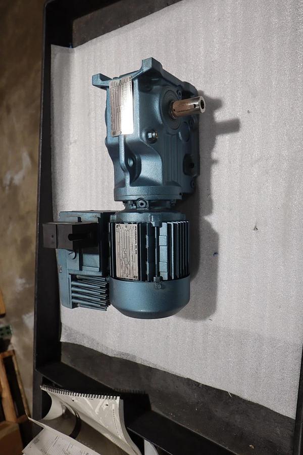 Used NEW SEW EURODRIVE DFT71D4 .5 HP GEARMOTOR STOCK HP147