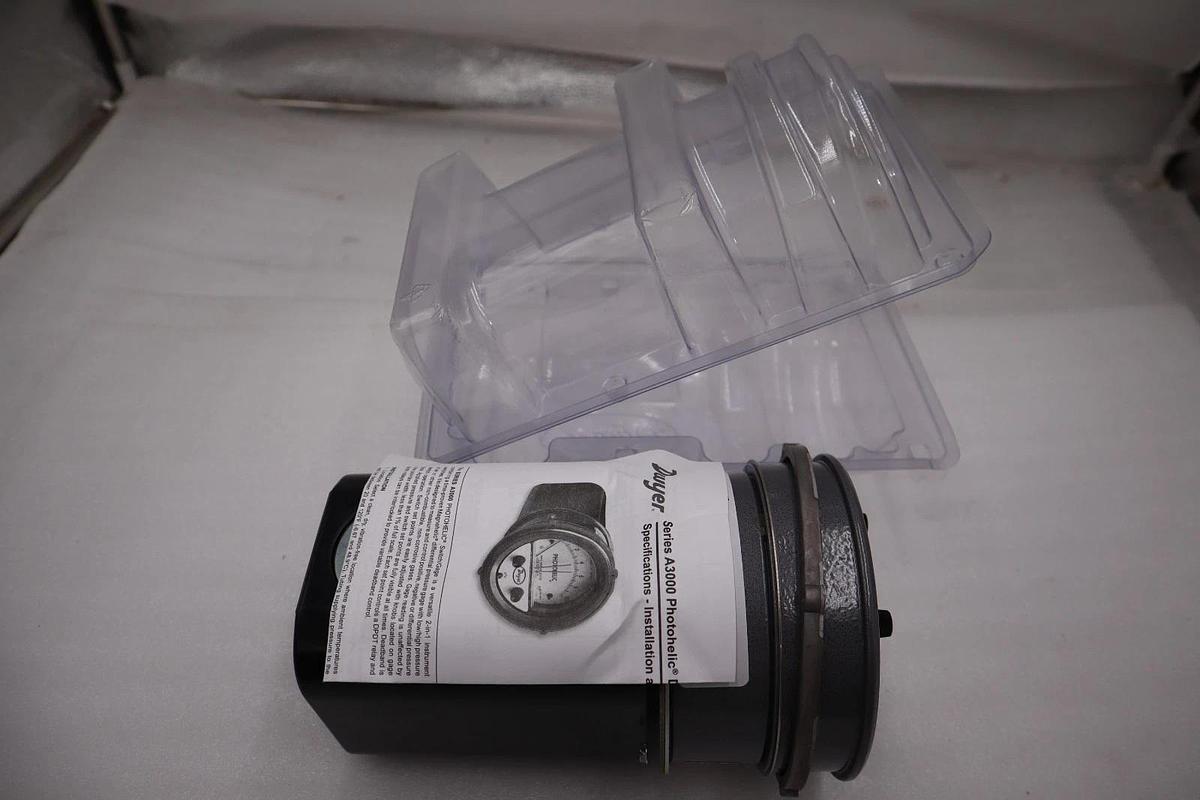 DWYER A3015-LT / A3015LT (NEW IN BOX) STOCK H1222