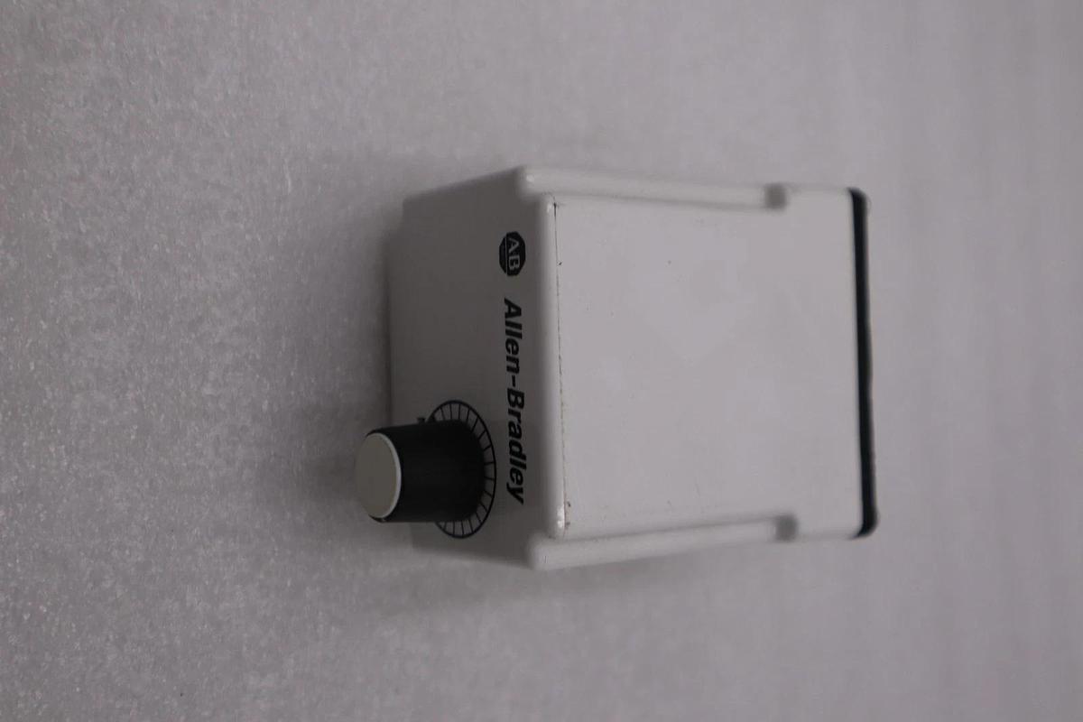 Used NEW ALLEN BRADLEY 700-HT12AU24 RELAY SER.B STOCK H857A