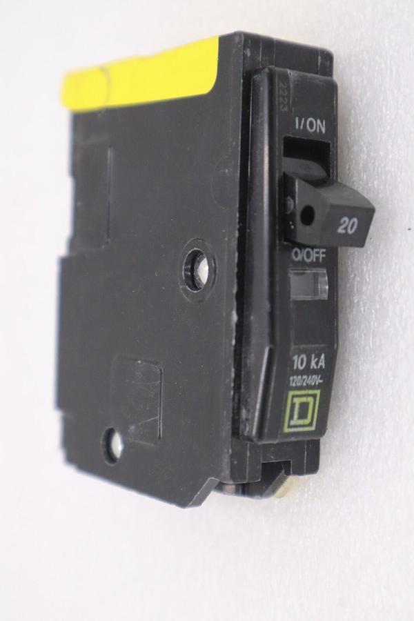 LOT OF 8 - Square D QO120 120/240V Plug-in Miniature Circuit Breaker STOCK G738A