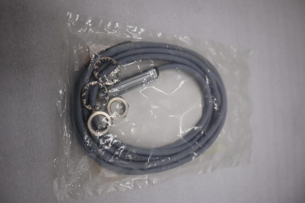 NEW OPEN BOX Turck BI4-G12K-AP6X Proximity Switch BI4G12KAP6X STK G975A