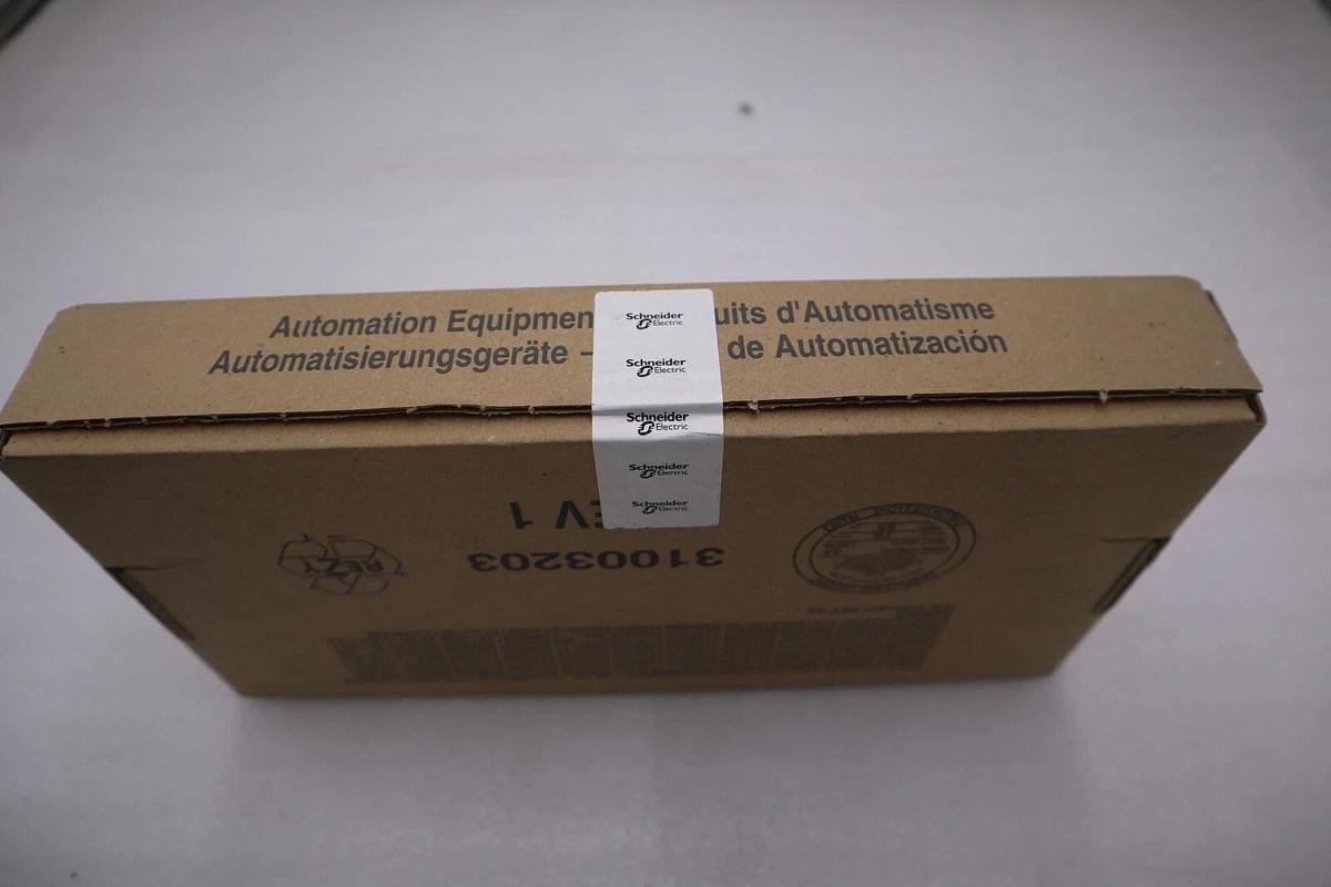 NEW OPEN BOX Schneider 140DAO84000 Discrete Output Module STOCK G455