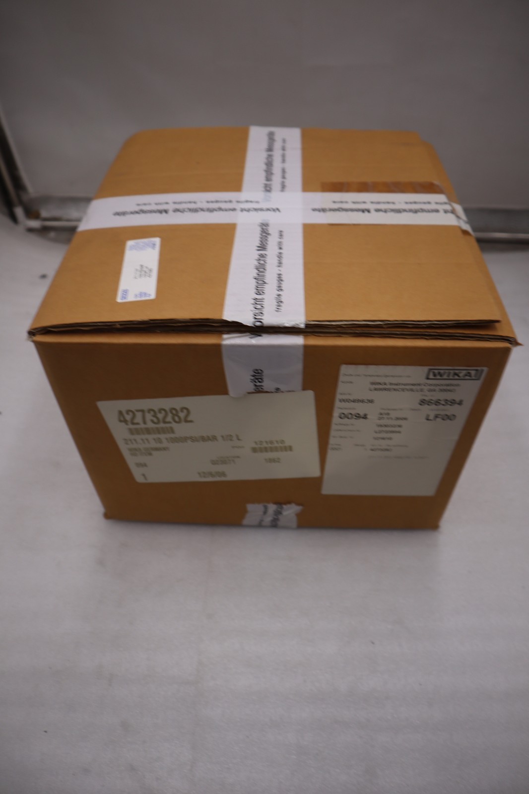 WIKA 4273282 PRESSURE GAUGE 211.11.10" 1000 PSI - NEW GF450