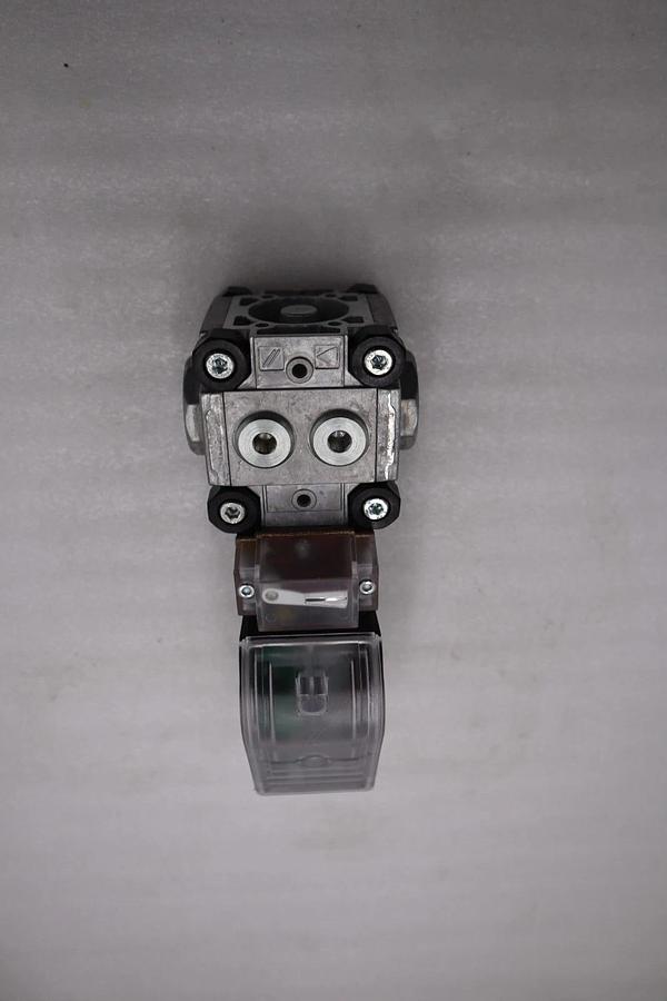 Used Kromschroder VAS115R/NQSR  GAS SOLENOID VALVE 88000100 NEW NO BOX STOCK H1114