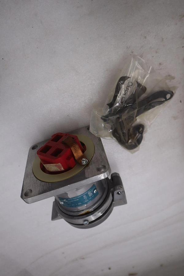 NEW OPEN BOX COOPER CROUSE HINDS AR642 RECEPTACLE STOCK K289A