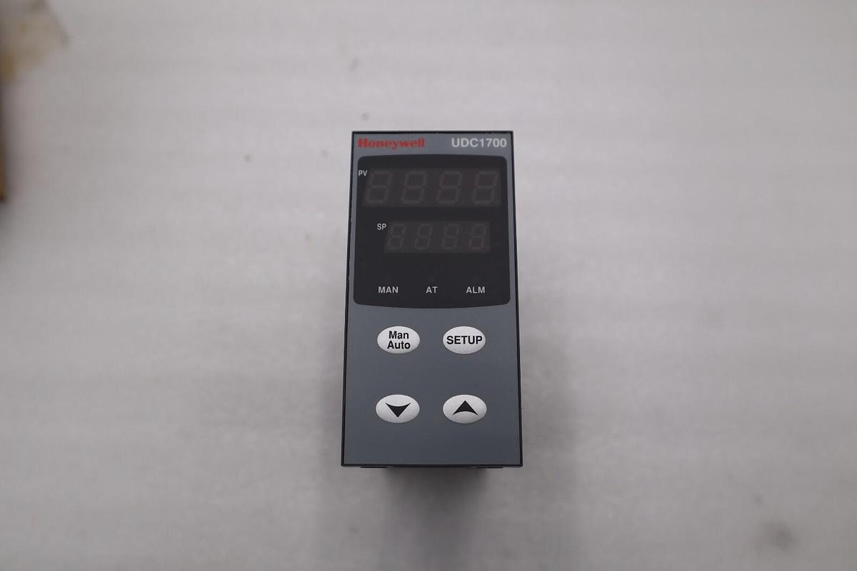 Used HONEYWELL UDC170 211101000 / DC1702-1-1-1-0-1-0-0-0 TEMPERATURE CONTROL UDC1700