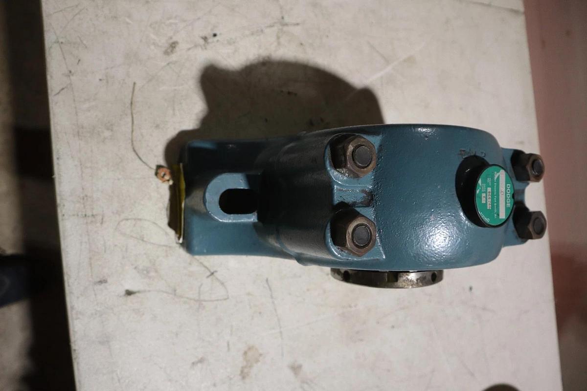 Used NEW DODGE P2B-SD-215E 066266 2-15/16" PILLOW BLOCK ROLLER BEARING - STOCK CC-52