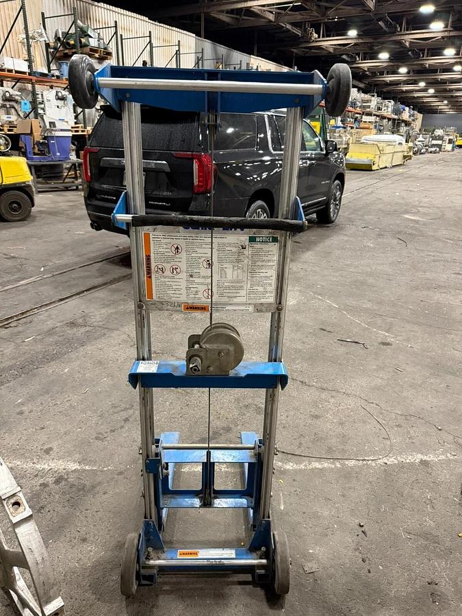 Used Genie Lift, GL-4 Heavy-Duty Aluminum Manual Lift Max 500 (MISSING CRANK LEVER)