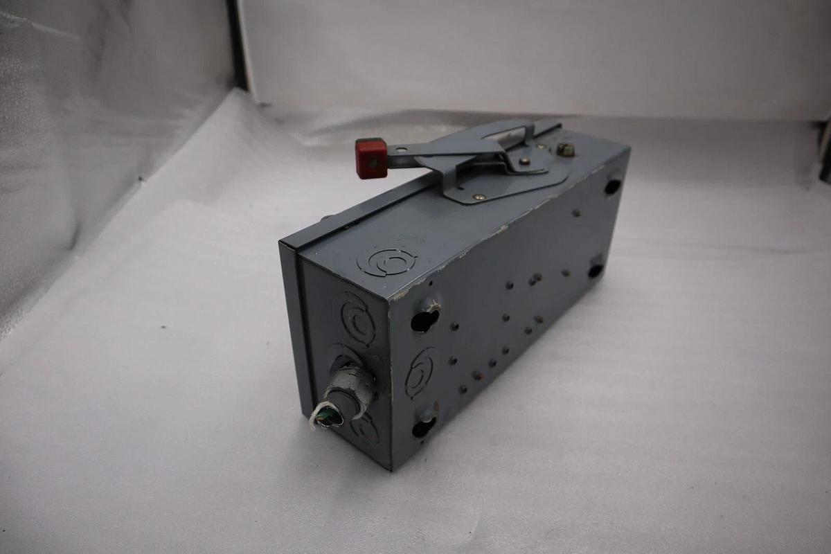 Used Square D H321N Heavy Duty Safety Switch 30A 3 Pole Fusible UNIT STOCK 4911-A