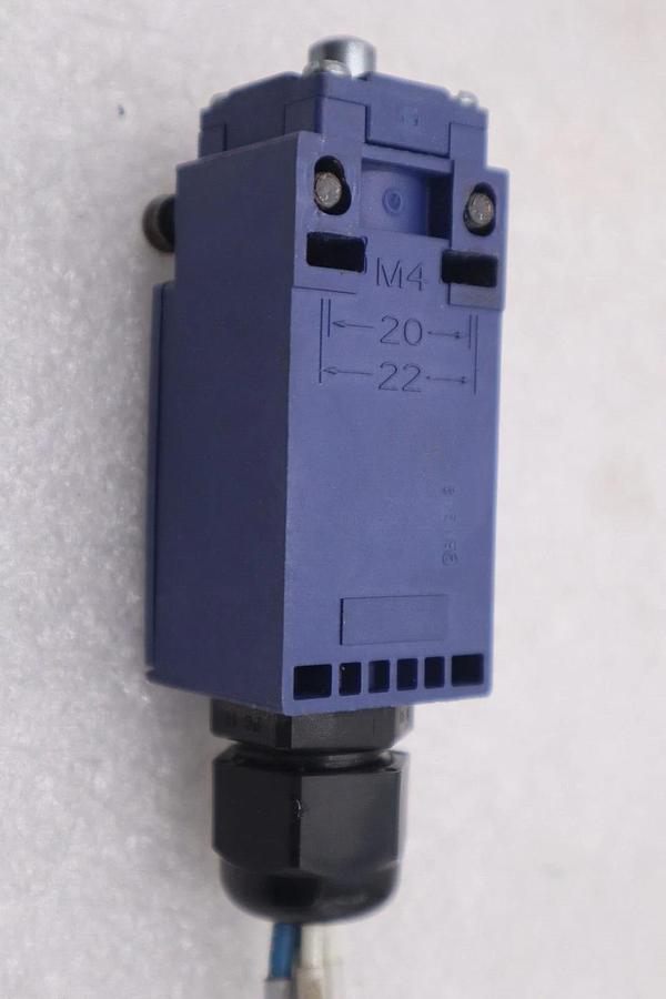 Used TELEMECANIQUE XCKN2110G11 LIMIT SWITCH #K-2642