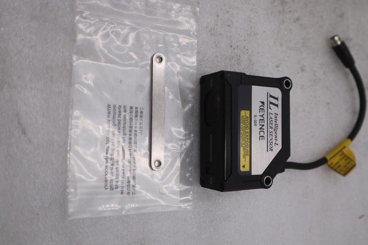 KEYENCE IL-300 New open Box Laser Sensor STK GF405A