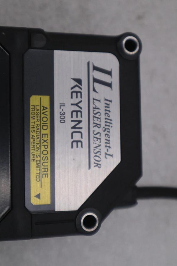 KEYENCE IL-300 New open Box Laser Sensor STK GF405A