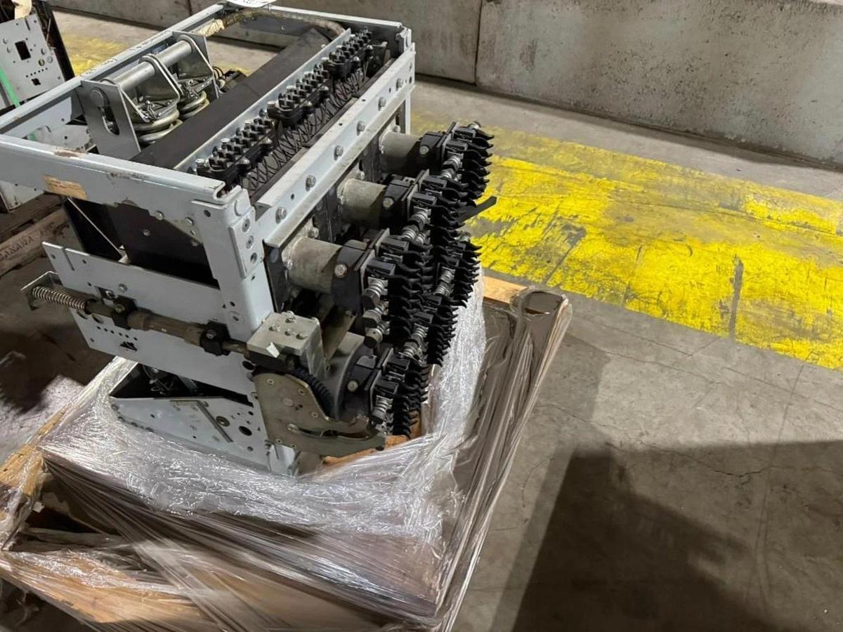 Refurbished GENERAL ELECTRIC LOW VOLTAGE POWER CIRCUIT BREAKER AKR-6D-100 4000 AMPS